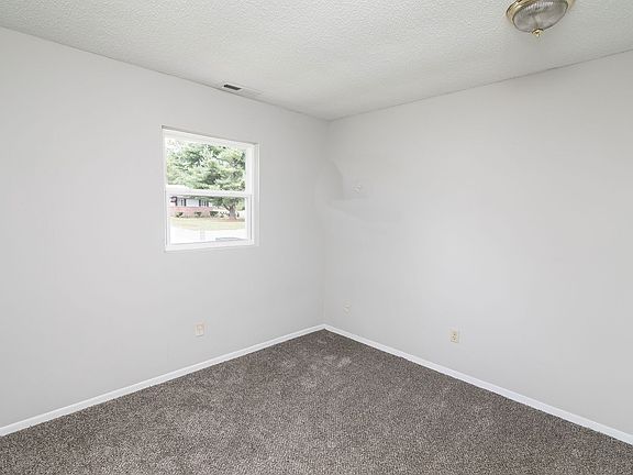 3rd image of 1207 Middle Neck Dr