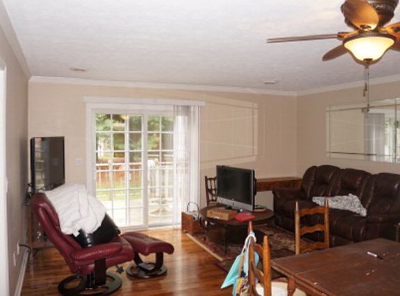 4th image of 858 Barclay Dr