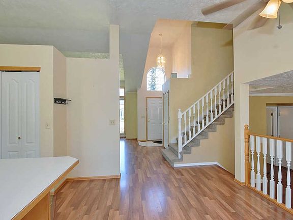 5th image of 915 N Mitchell Ct