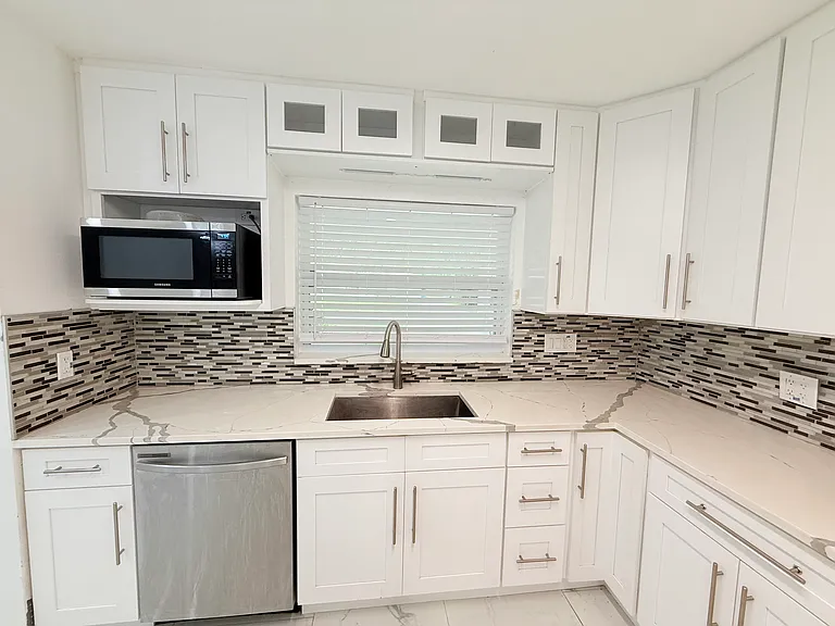 1557 Robinson Dr N — Photo 12