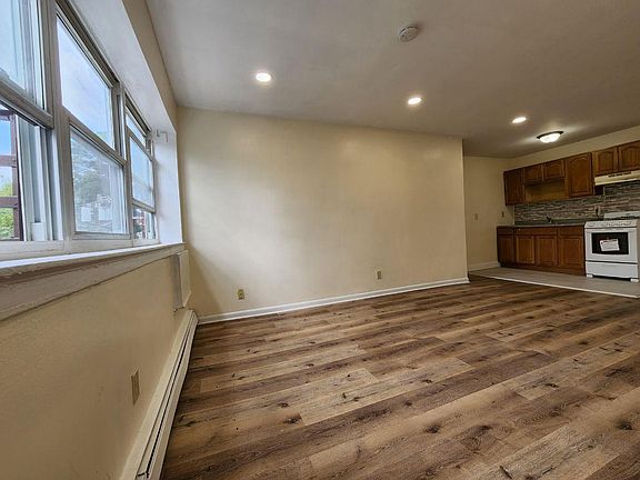 2nd image of 376 Stuyvesant Ave #404