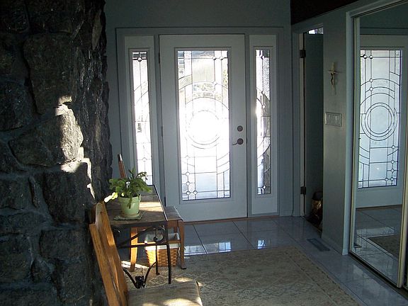 Foyer - Wide entry w closets