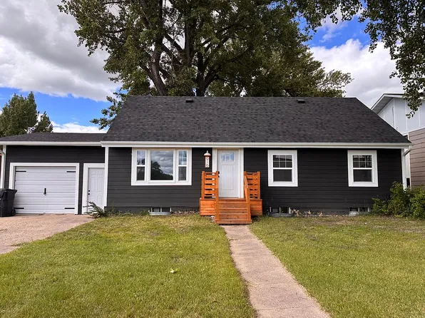 916 1st Ave S, New Rockford, ND 58356
