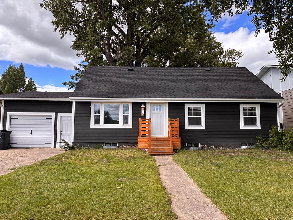 916 1st Ave S - Property Image