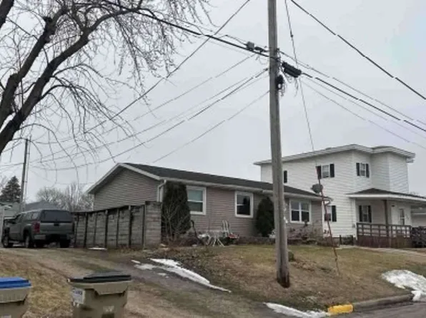 217 Liberty St, Manchester, IA 52057