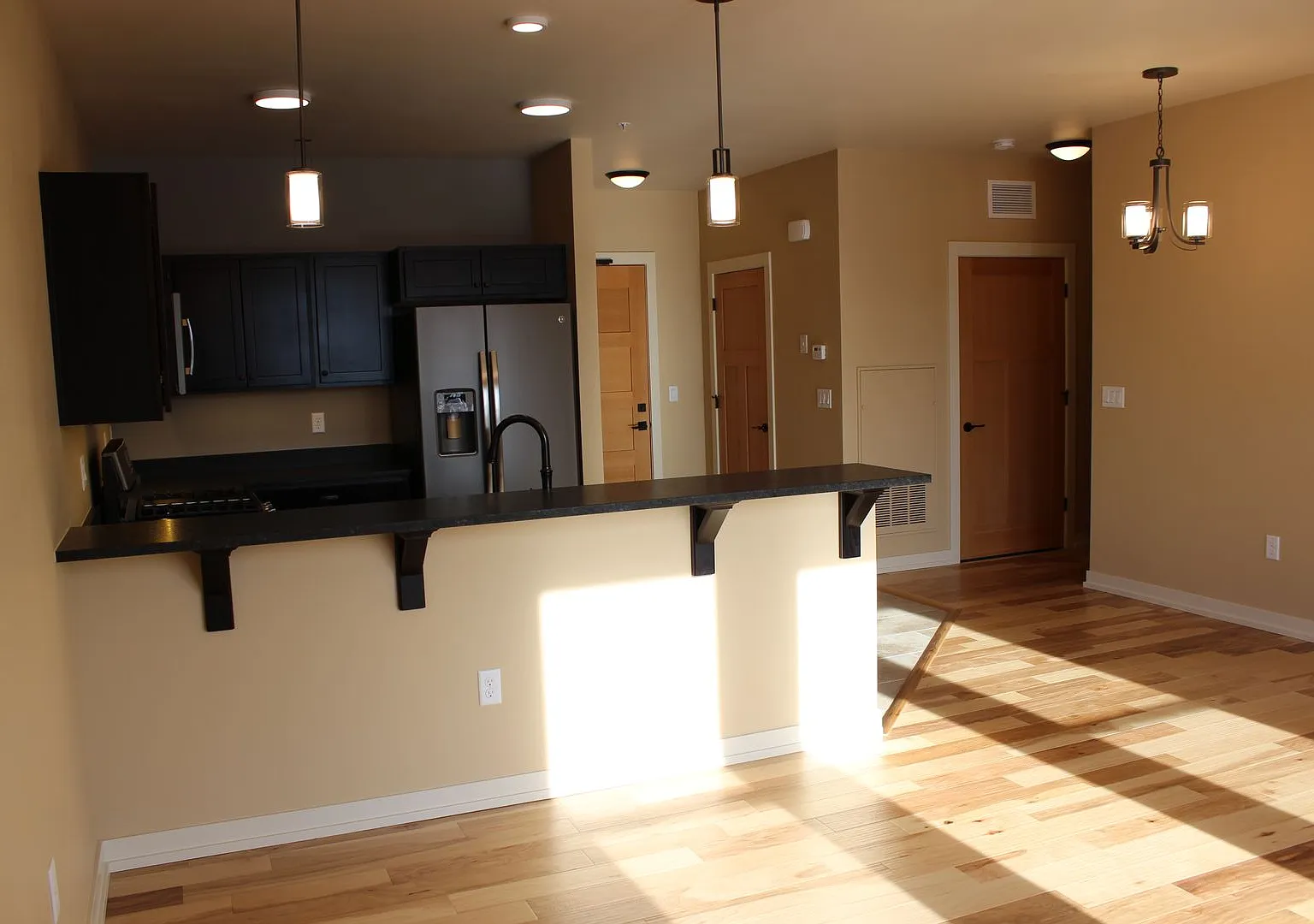 Polleys Square Luxury 2 Bedroom Condo For Rent — Photo 4