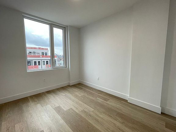 5th image of 121 Jefferson Ave APT 2