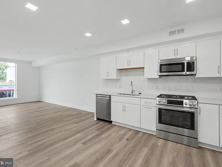 701 N Henry St #206 — Photo 27