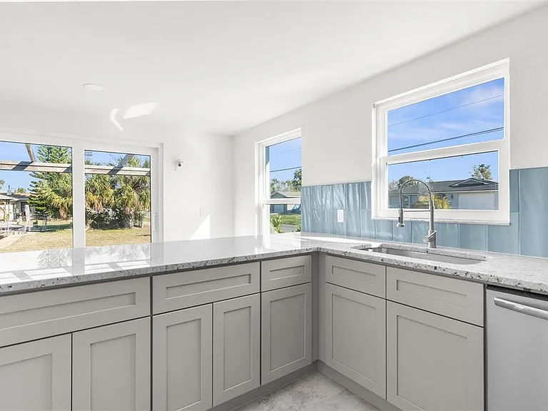 13726 Michelle Ave — Photo 4