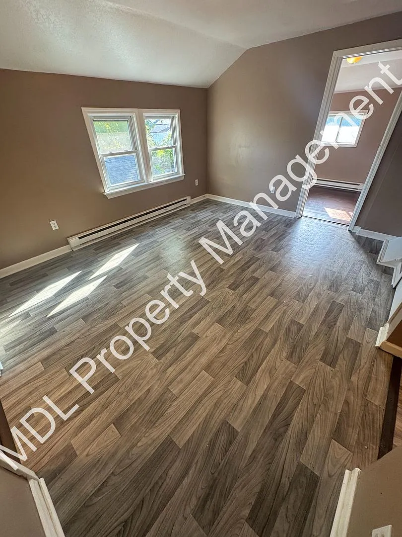 408 N Webster — Photo 2