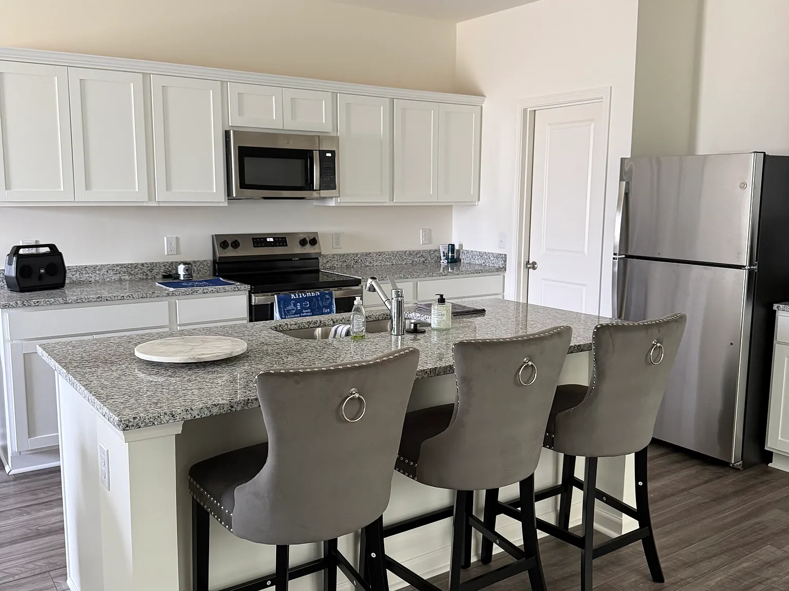 2 bed, 1.5 bath, 1685 sqft, $1,325 — Photo 3