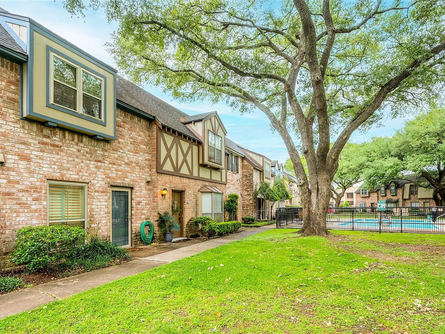 2 bed, 2.5 bath, 1326 sqft, $3,400 — Photo 3