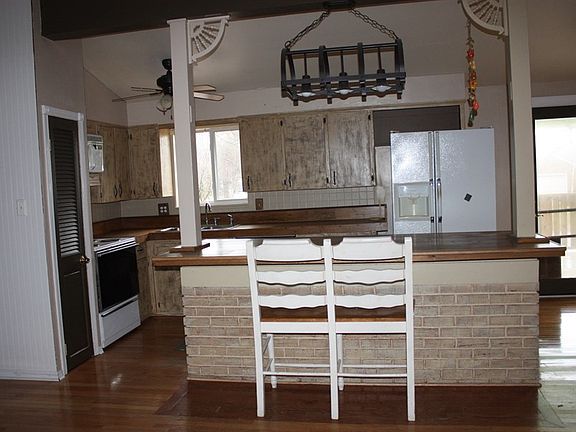 3rd image of 425 Tulip Dr