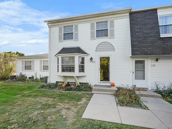 134 Lake Village Dr, Walled Lake, MI 48390