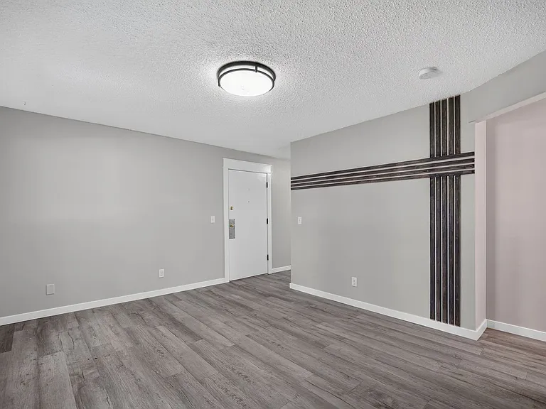 2bed 1 bath Unit in quiet Clive location — Photo 15