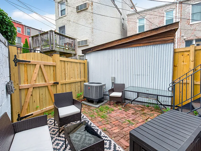 311 Massachusetts Ave NE — Photo 37