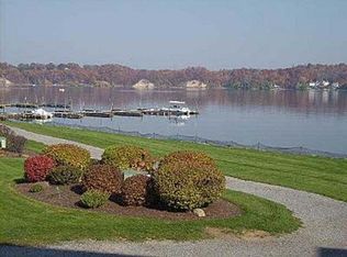 402 Bay Village Dr, Rochester, NY 14609