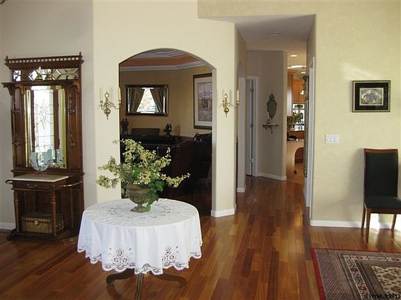 2nd image of 909 Saint Pierre Cir