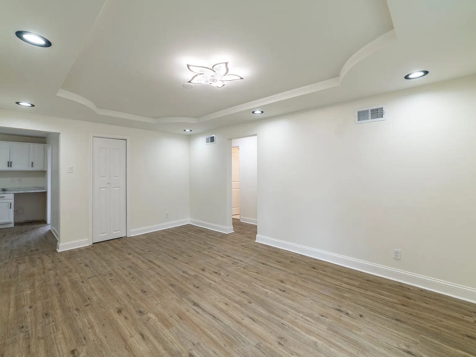 4 bed, 1261 sqft, $2,400 — Photo 4