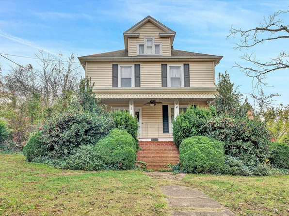 1203 Fairmont Dr, Vinton, VA 24179