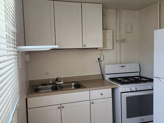 4th image of 117 E 33rd St #119-1