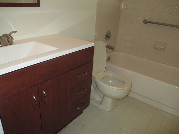 4th image of 171 SE Village Dr