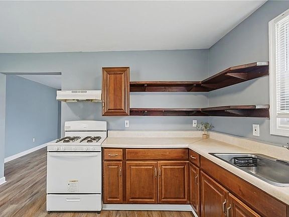 4th image of 413 Colonial Ave