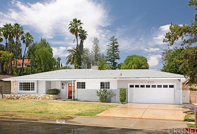 The classic wood-grained front door with glass inserts sweeps open to tiled entryway that leads to a bright and flowing freshly painted floor plan with smooth ceilings throughout, and approximately 1,795 sq. ft. of immaculate living space.