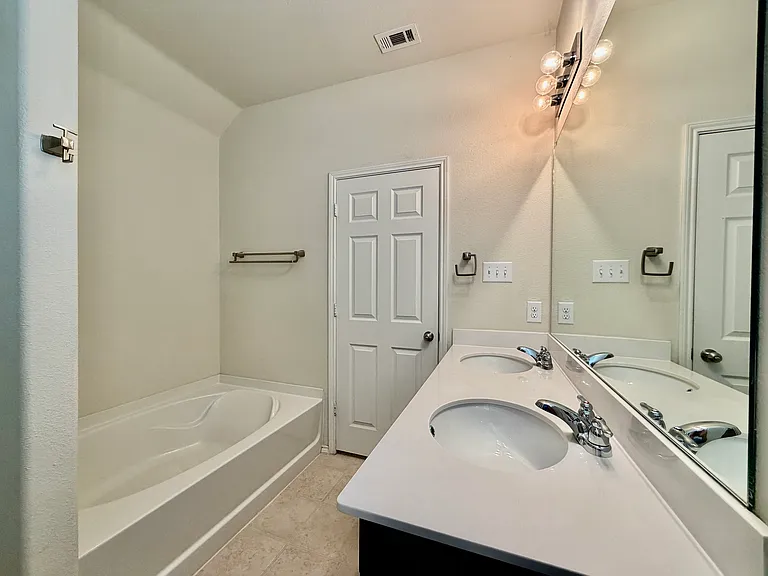 3105 Montserrat Creek Dr — Photo 13