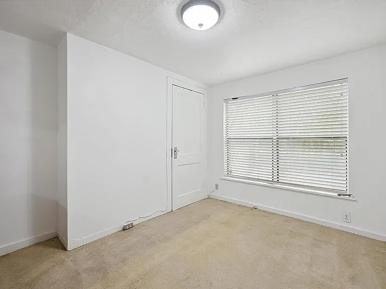 3 bed, 6015 sqft, $700 — Photo 2