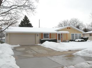 331 E Kendale Dr, Oak Creek, WI 53154