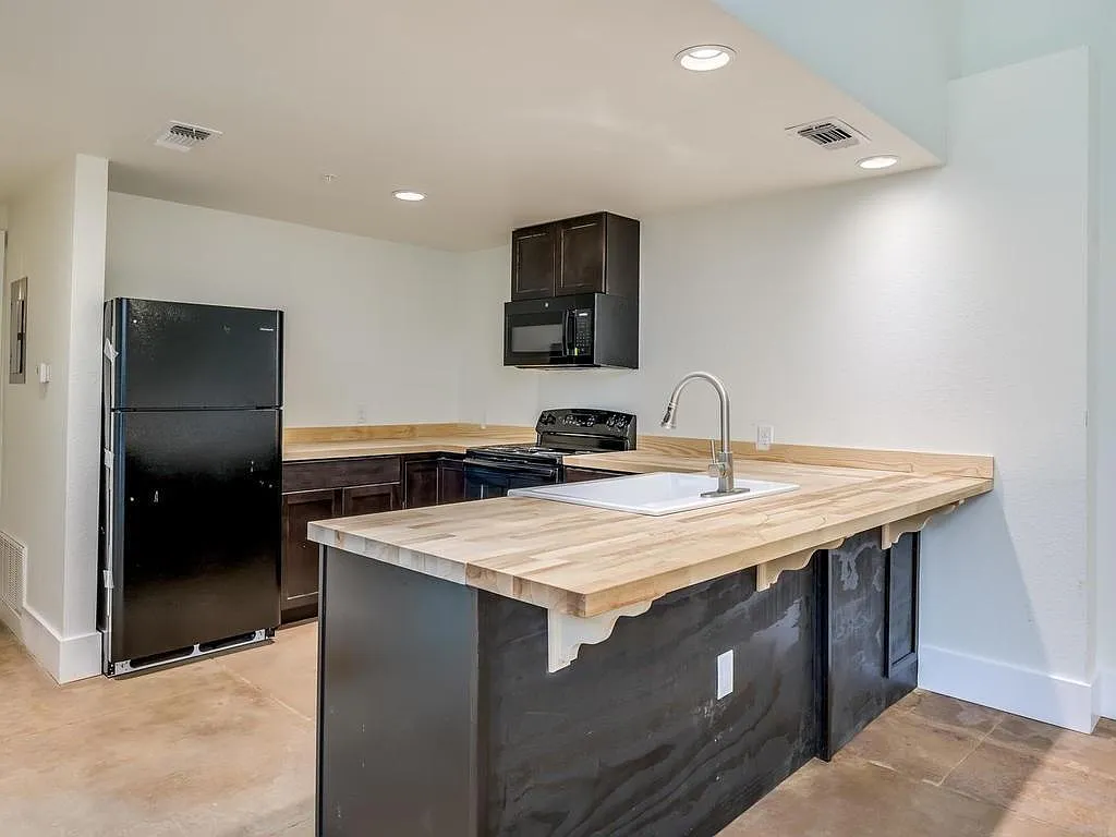 3 bed, 2.0 bath, 1061 sqft, $1,745 — Photo 3