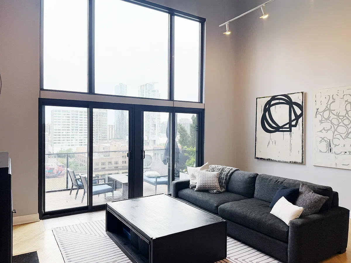 Building Photo - 616 W Fulton St #712