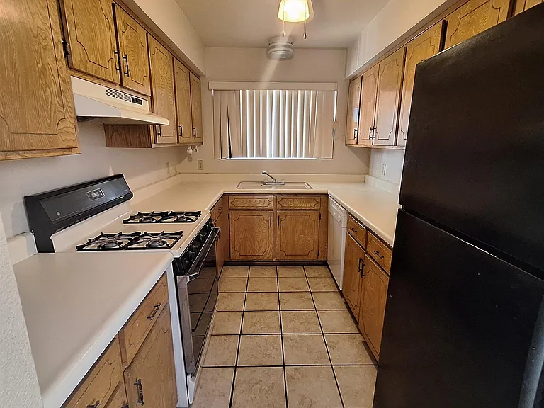 1430 E Hillside Pl — Photo 8
