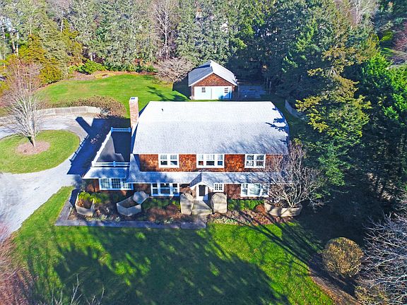 3rd image of 10 Quogue St