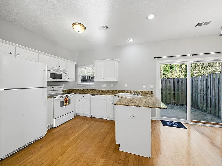 2 bed, 1250 sqft, $1,600 — Photo 4