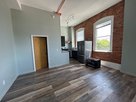 2nd image of 3 E Vine St #C
