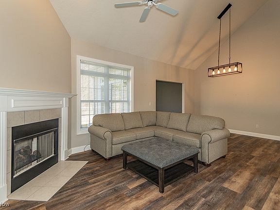 3rd image of 211 Rosebury Ct