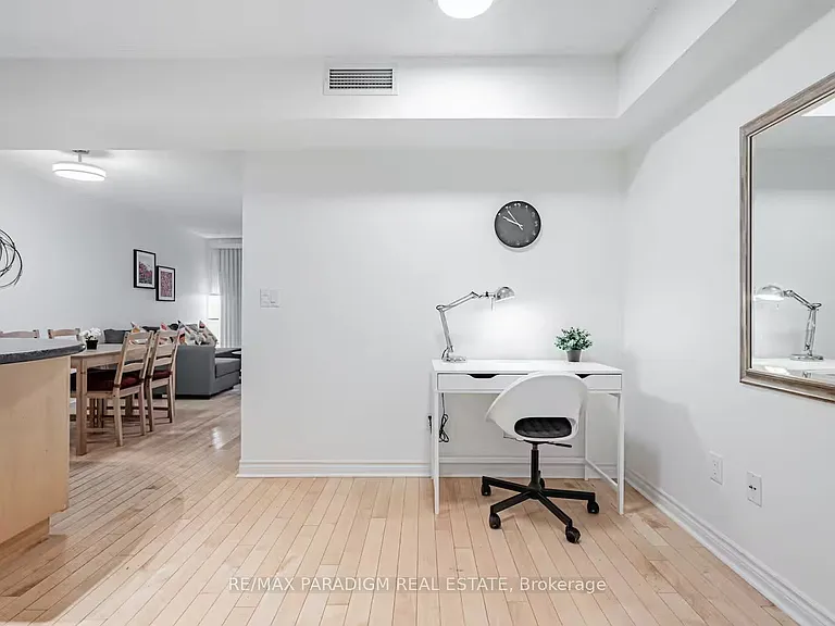 250 Wellington St W #228 — Photo 7