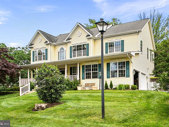 2nd image of 3107 Moore Ln
