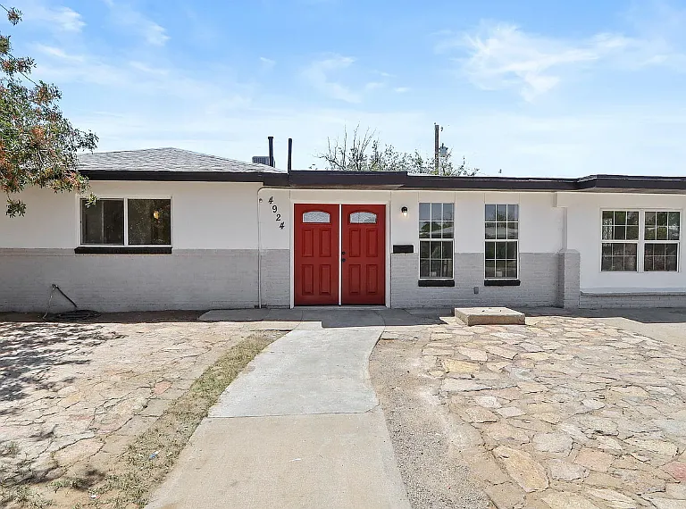 4924 Pikes Peak Dr — Photo 3