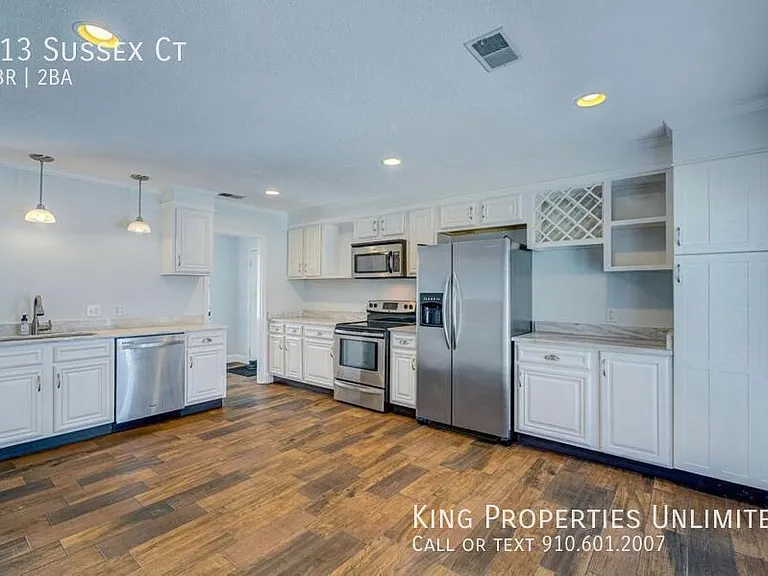 313 Sussex Ct — Photo 4