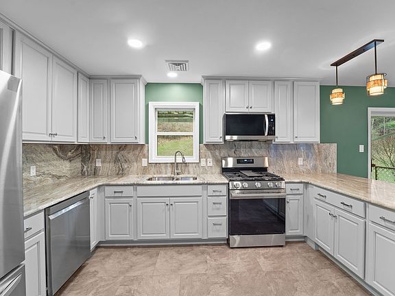 5th image of 1122 Day Hollow Rd