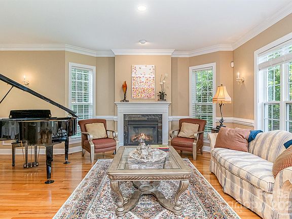 4th image of 223 Ferncliff Dr