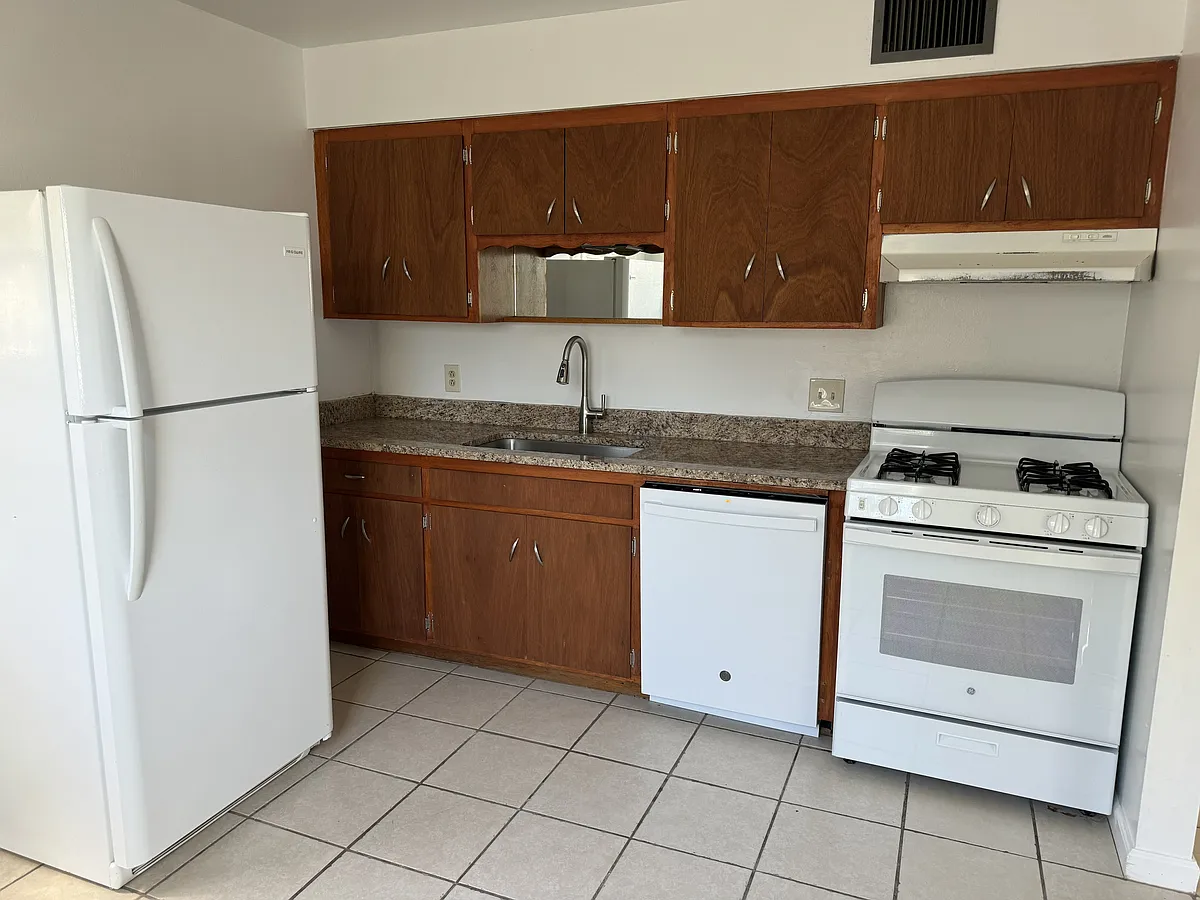 Building Photo - 2205 E Blacklidge Dr