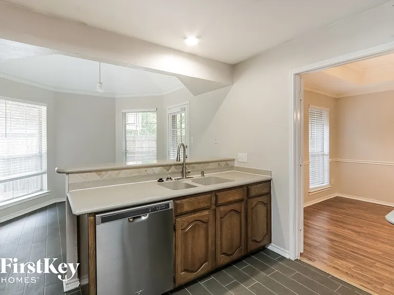 542 Renee Ln — Photo 6