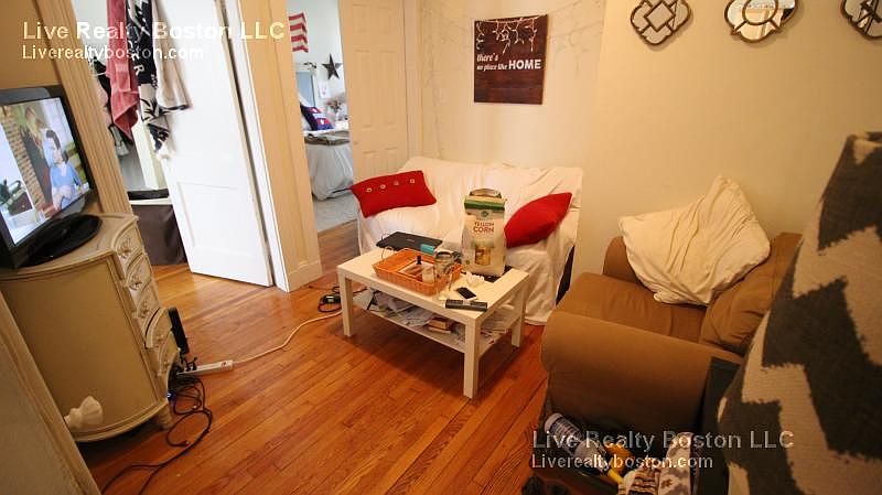 2nd image of 119 Sutherland Rd #4R