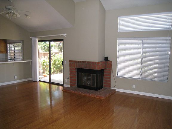 Living Room w Fireplace