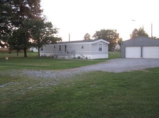 202 Young Dr, Geff, IL 62842