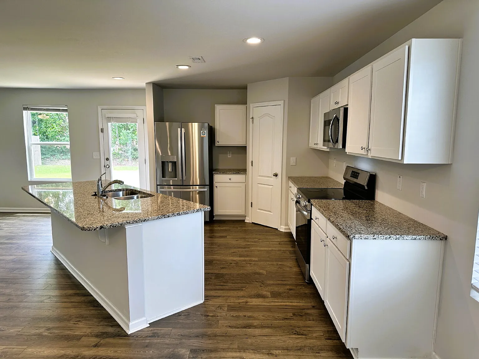 4 bed, 2.5 bath, 1925 sqft, $1,900 — Photo 4